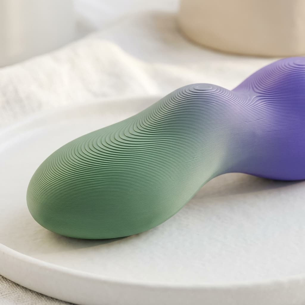 Render 3D de objeto sensorial curvo com linhas de impressão perfeitas em tons de verde e roxo